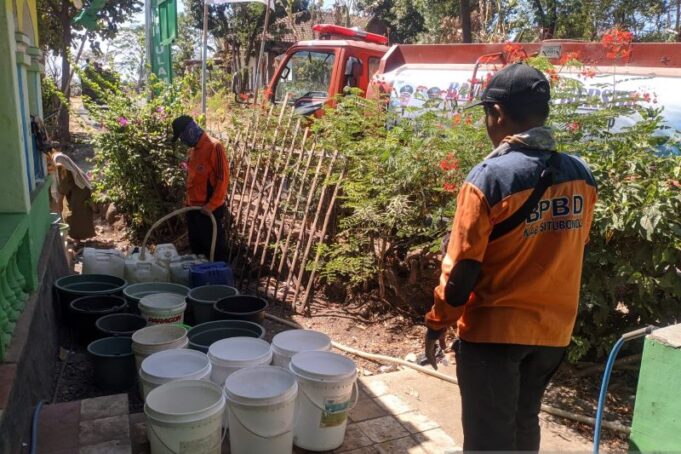 Petugas BPBD Situbondo, Jawa Timur, mendistribusikan air bersih ke wilayah terdampak kekeringan. Kamis (17/8/2023) ANTARA/HO-BPBD Situbondo