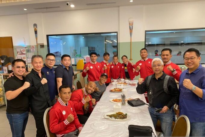 Para atlet timnas Mixed Martial Arts Indonesia dan ofisial berfoto sebelum berangkat ke Thailand di Bandara Soekarno-Hatta, Tangerang, Rabu (16/8/2023). (ANTARA/HO/PB Pertacami)