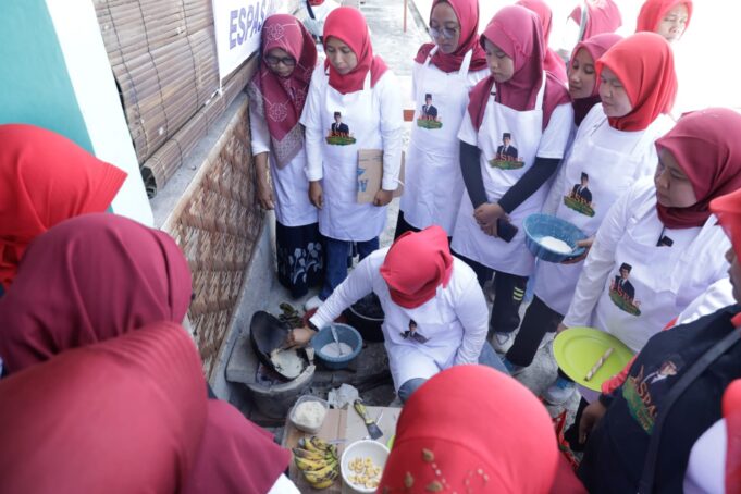 Relawan Sandiaga Uno Latih Buat 'Ledre' Emak-Emak Bojonegoro