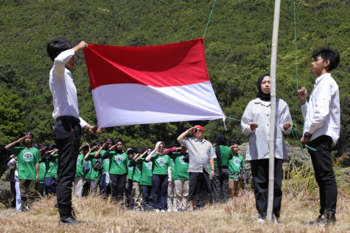 Meriahkan HUT Ke-78 RI, Komunitas Ojol Ganjar Gelar Apel Kemerdekaan di Gunung Papandayan