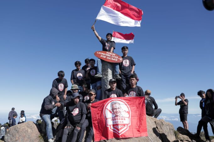 Hari Kemerdekaan ke-78 Republik Indonesia, Pandawa Ganjar Sukses Kibarkan Merah Putih di Atap Sulawesi