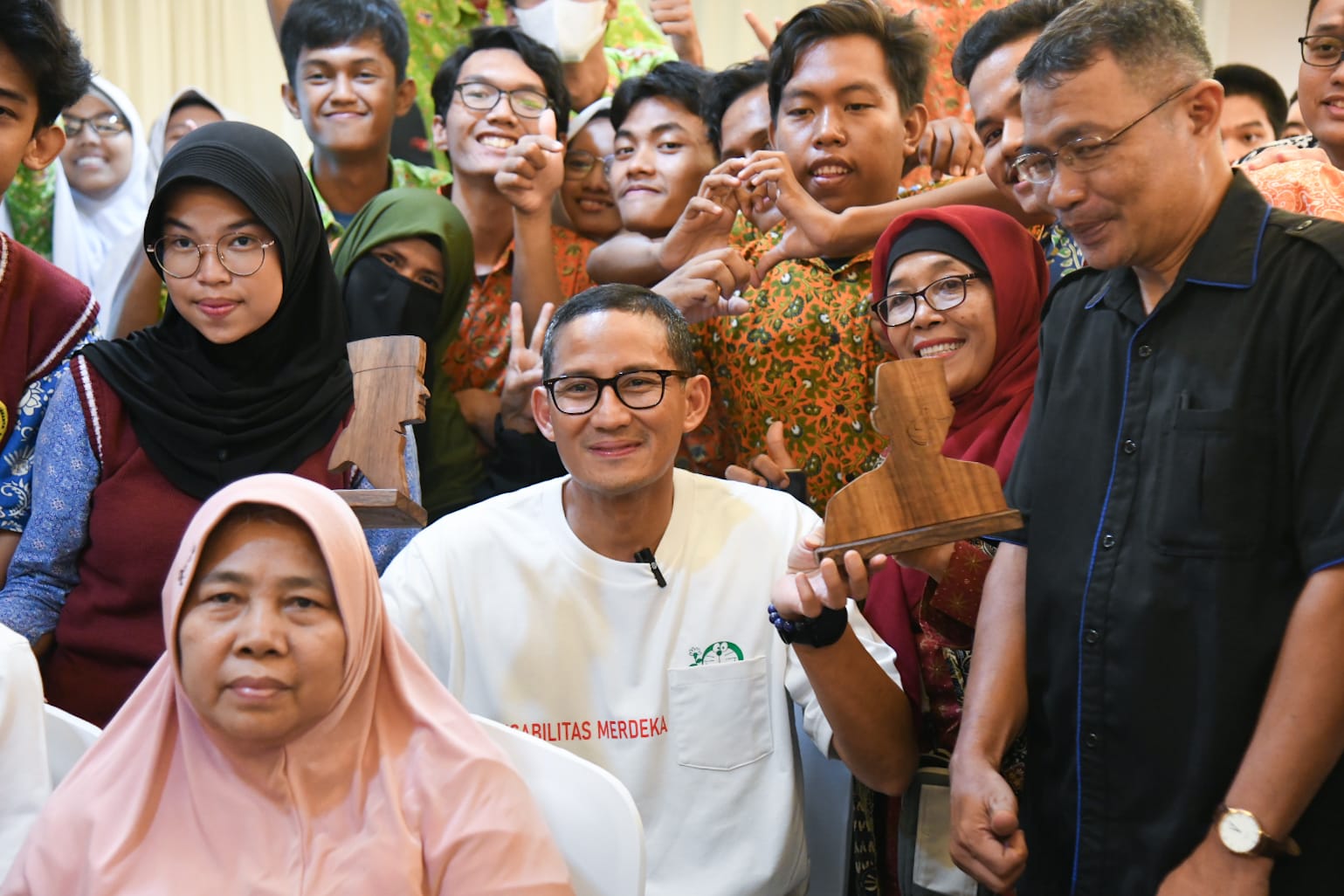 Sandiaga Uno Gandeng Uniqlo Berikan Kesetaraan Lapangan Kerja Bagi ...