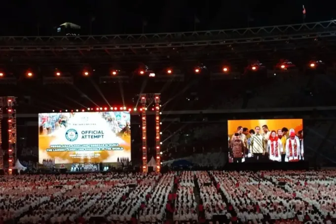 Presiden Joko Widodo dan Wapres Ma'ruf Amin tampak di layar saat menghadiri acara pemecahan rekor dunia Pergelaran Angklung Terbesar Di Dunia, di Stadion Utama Gelora Bung Karno (GBK), Jakarta, Sabtu (5/8/2023). ANTARA/Rangga Pandu Asmara Jingga