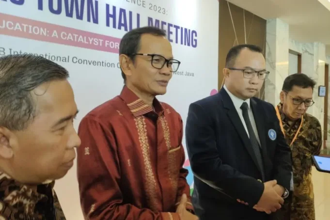 Plt Dirjen Pendidikan Tinggi, Riset, dan Teknologi Kemendikbudristek Prof Nizam (kedua dari kiri) saat diwawancarai usai menghadiri acara Ambassadors Town Hall Meeting - ASEAN Higher Education Conference (AHEC) di IICC Bogor, Rabu (9/8/2023). ANTARA/Linna Susanti.