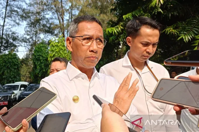 Penjabat (Pj) Gubernur DKI Jakarta Heru Budi Hartono usai menjalankan evaluasi kinerja di Inspektorat Jenderal (Itjen) Kementerian Dalam Negeri (Kemendagri), Jakarta Pusat, Kamis (10/8/2023). ANTARA/Siti Nurhaliza/aa.