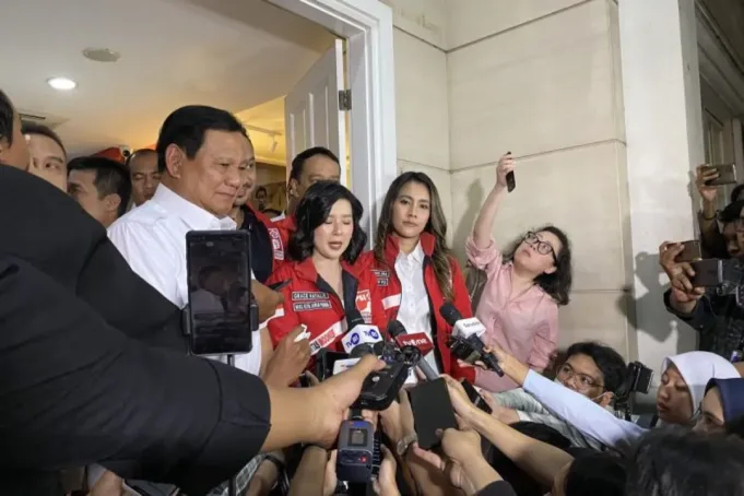 Wakil Ketua Dewan Pembina PSI Grace Natalie (tengah) saat menyampaikan keterangan pers usai menyambut kunjungan Ketua Umum Partai Gerindra Prabowo Subianto di Kantor DPP PSI, Jakarta, Rabu (2/8/2023). (ANTARA/Fath Putra Mulya)