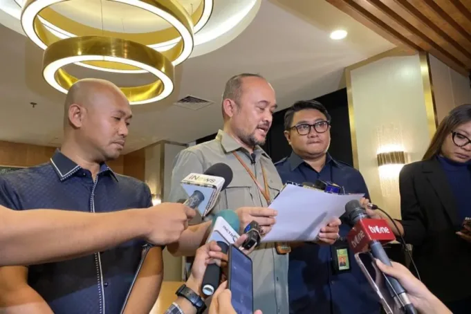 Kepala Biro Hukum dan Humas Mahkamah Agung (MA) Sobandi (tengah), dalam konferensi pers di Gedung MA, Jakarta, Selasa (8/8/2023) petang. (ANTARA/Fath Putra Mulya)