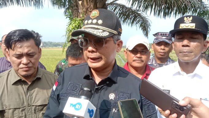 Wamentan Harvick saat ditemui media bersama Penjabat (Pj) Gubernur Kepulauan Bangka Belitung, Suganda Pandapotan Pasaribu ( kanan) dan Wakil Bupati Bangka Barat, Bong Ming Ming (kiri).