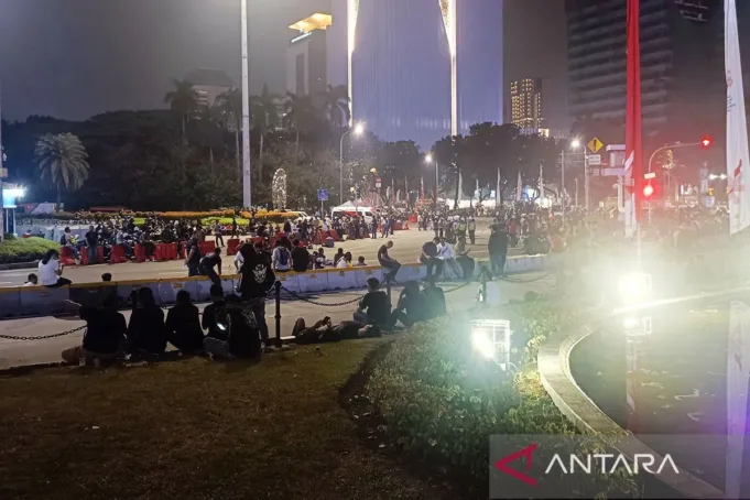 Sejumlah massa buruh mulai membubarkan diri di kawasan Monas, Jakarta Pusat, Kamis (10/8/2023). ANTARA/Ilham Kausar/aa.