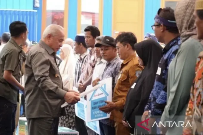 Gubernur Provinsi Kaltim Isran Noor menyerahkan secara simbolis 18 unit rumah layak huni kepada masyarakat di Kelurahan Guntung, Kecamatan Bontang Utara, Kota Bontang. (ANTARA/HO-Biro Adpim Pemprov Kaltim)