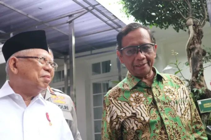 Menkopolhukam Mahfud MD mendampingi Wakil Presiden Ma’ruf Amin di kediaman resmi wapres, Jakarta, Rabu (2/8/2023). (ANTARA/Desca Lidya Natalia)