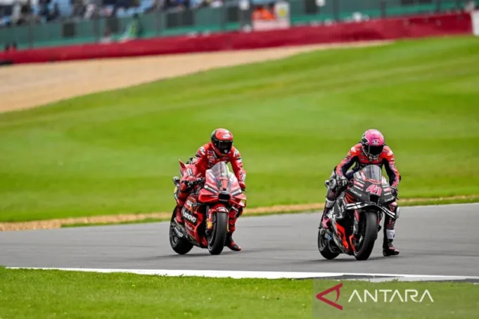 Pembalap Aprilia Racing Aleix Espargaro berpacu menyalip Francesco Bagnaia (Ducati Lenovo) di MotoGP Inggris yang digelar di Sirkuit Silverstone, Inggris, Minggu (6/8/2023). (ANTARA/HO/Aprilia Racing)