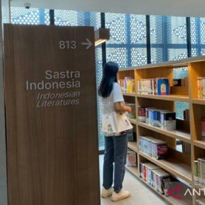 Salah satu pengunjung memilih buku di Perpustakaan Jakarta Cikini Taman Ismail Marzuki, Jakarta, Sabtu (27/8/2022). ANTARA/Luthfia Miranda Putri