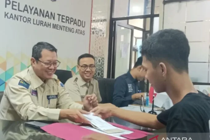 Kepala Dinas Kependudukan dan Pencatatan Sipil (Dukcapil) Provinsi DKI Jakarta Budi Awaluddin turun langsung dalam pelayanan administrasi kependudukan (adminduk) di Kelurahan Menteng Atas, Kecamatan Setiabudi, Jakarta Selatan, Senin (7/8/2023). ANTARA/HO-Dinas Dukcapil DKI Jakarta