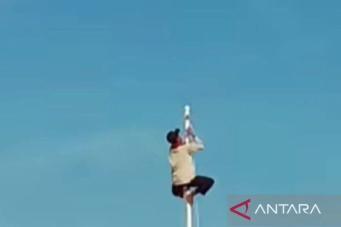 Ketua-RT-panjat-tiang-bendera