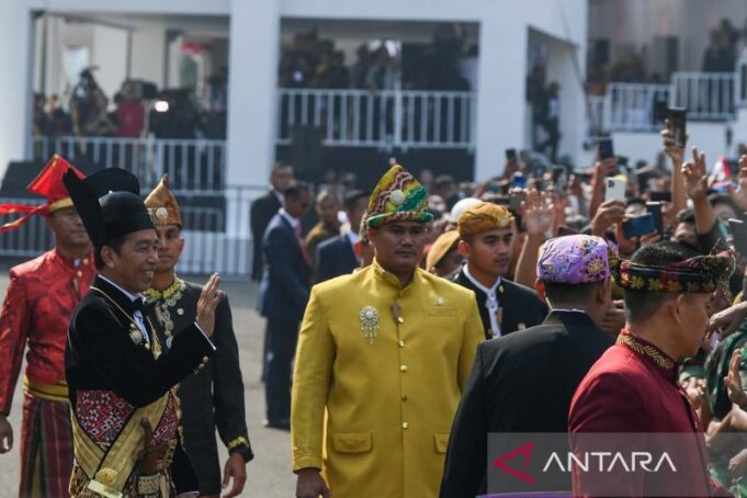 Presiden Joko Widodo (kiri) mengenakan baju adat Ageman Songkok Singkepan Ageng dari Keraton Kasunanan Surakarta Hadiningrat saat menyapa warga sebelum Upacara Peringatan Detik-Detik Proklamasi Kemerdekaan ke-78 Republik Indonesia di Istana Merdeka, Jakarta, Kamis (17/8/2023). (ANTARA FOTO/Hafidz Mubarak/aww)