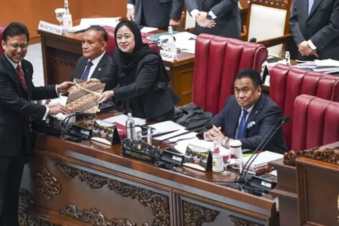 Arsip foto - Ketua DPR Puan Maharani (kedua kanan) menerima dokumen pandangan pemerintah dari Menteri Kesehatan Budi Gunadi Sadikin (kiri) disaksikan Wakil Ketua DPR Rachmat Gobel (kanan), Lodewijk Paulus (kedua kiri) saat Rapat Paripurna ke-29 Masa Persidangan V Tahun Sidang 2022-2023 di Kompleks Parlemen, Senayan, Jakarta, Selasa (11/7/2023). (ANTARA FOTO/Galih Pradipta/foc/aa).