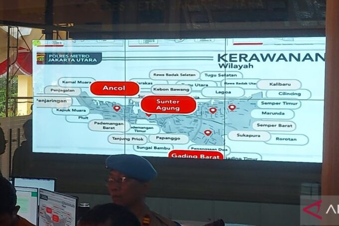 Wilayah rawan tindak kriminal di Jakarta Utara ditampilkan pada layar Pusat Komando Markas Polres Metro Jakarta Utara, Jumat (11/8/2023). ANTARA/Abdu Faisal