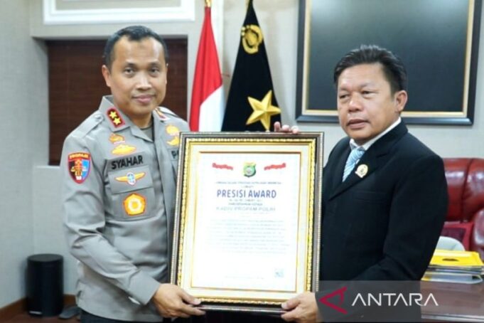 Kadiv Propam Polri Irjen Syahardiantono (kanan) menerima penghargaan dari Direktur Eksekutif Lemkapi Edi Hasibuan. ANTARA/HO-Lemkapi