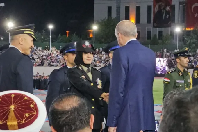 Briptu Tiara Nissa Zulbida, anggota Polda Jawa Timur, bersalaman dengan Presiden Turkey Recep Tayyip Erdogan dalam acara wisuda lulusan program pendidikan Capacity Building 'The First Level Police Chief Training and The Non Thesis Master Degree' di Turkish National Police Academy (TNPA), Rabu (26/7/2023). (ANTARA/HO-Divisi Humas Polri)