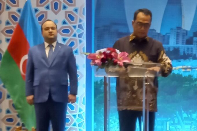 Arsip - Menteri Transportasi Indonesia Budi Karya Sumadi (kanan) dan Duta Besar Azerbaijan untuk Indonesia Jalal Mirzayev (kiri) dalam acara Hari Kemerdekaan Azerbaijan di Jakarta, Kamis (25/5/2023). (ANTARA/Cindy Frishanti)