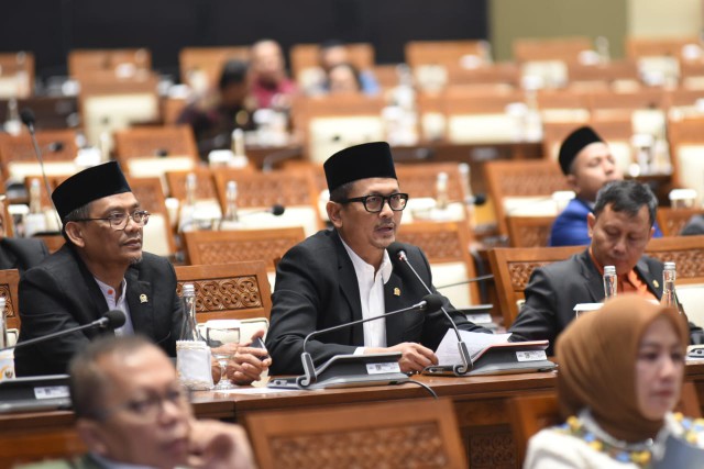 Anggota Komisi VI DPR RI Amin AK saat menyampaikan interupsi dalam Rapat Paripurna DPR RI Ke-30 di Ruang Rapat Paripurna, Gedung Nusantara II DPR RI, Senayan, Jakarta, Kamis