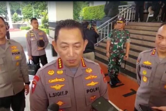 Arsip foto - Kapolri Jenderal Polisi Listyo Sigit Prabowo memberikan keterangan kepada wartawan di sela acara Pembekalan Kepada Calon Perwira Remaja (Capaja) TNI-Polri Tahun 2023 di Balai Sudirman, Jakarta, Jumat (21/7/2023). (ANTARA/Laily Rahmawaty)