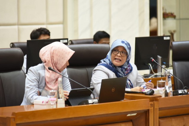 Kepala Bagian Sekretariat Komisi VI DPR RI Dewi Resmini saat mengikuti rapat koordinasi di Ruang Rapat BAKN,