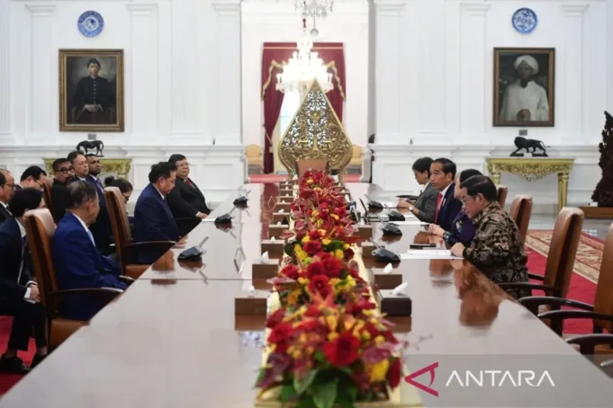 Presiden RI Joko Widodo (Jokowi) menerima kunjungan kehormatan ketua parlemen tiga negara ASEAN secara serentak yakni Thailand, Malaysia, dan Laos di Istana Merdeka, Jakarta, Senin (7/8/2023). (ANTARA/HO-Biro Pers Sekretariat Presiden/Lukas)