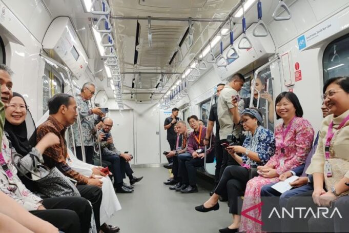 Presiden Jokowi Mengajak Dubes ASEAN dan Mitra Negara Naik MRT