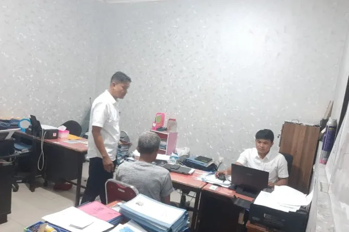 Pelaku rudupaksa anaknya sendiri berinisial SF (tengah) usai ditangkap sedang menjalani pemeriksaan di ruang PPA Reskrim Kantor Polres Kabupaten Gowa, Sulawesi Selatan, Rabu (9/9/2023). ANTARA/HO-Dokumentasi Polres Gowa.