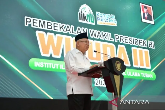 akarta (ANTARA) - Wakil Presiden Ma’ruf Amin mengatakan peluang perempuan dalam pemilihan presiden dan wakil presiden sudah diakomodasi dalam sistem perpolitikan nasional. Hal itu disampaikan Wapres menjawab pertanyaan tentang peluang keterwakilan perempuan dalam Pilpres 2024 mendatang. "Saya kira nggak ada masalah dalam sistem perpolitikan kita," kata Wapres di sela kunjungan kerja di Jawa Timur, Kamis. Wapres mengatakan Indonesia sudah pernah memiliki presiden serta wakil presiden perempuan. Jika nanti ada tokoh perempuan yang akan maju dalam Pilpres 2024 menurutnya hal itu bergantung pada partai atau gabungan partai yang akan mengusung. "Kan kita sudah pernah punya wapres perempuan, bahkan presiden perempuan. Saya kira tinggal, tentu ada partai atau gabungan partai yang mengusulkan untuk menjadi calon (presiden dan atau) wakil presiden, dan juga ada calon yang bersedia," kata dia. Untuk diketahui, Indonesia akan menyelenggarakan pemilihan presiden dan wakil presiden pada tahun 2024 mendatang. Sejauh ini ada beberapa tokoh perempuan nasional yang namanya disebut-sebut berpeluang maju sebagai bakal calon wakil presiden dalam ajang lima tahunan itu.