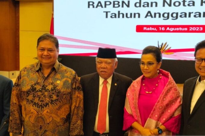 Menteri Pekerjaan Umum dan Perumahan Rakyat Basuki Hadimuljono (dua kiri) menghadiri Konferensi Pers Nota Keuangan dan Rancangan Anggaran Pendapatan dan Belanja Negara (RAPBN) 2024 di Jakarta, Rabu (16/8/2023). ANTARA/Aji Cakti