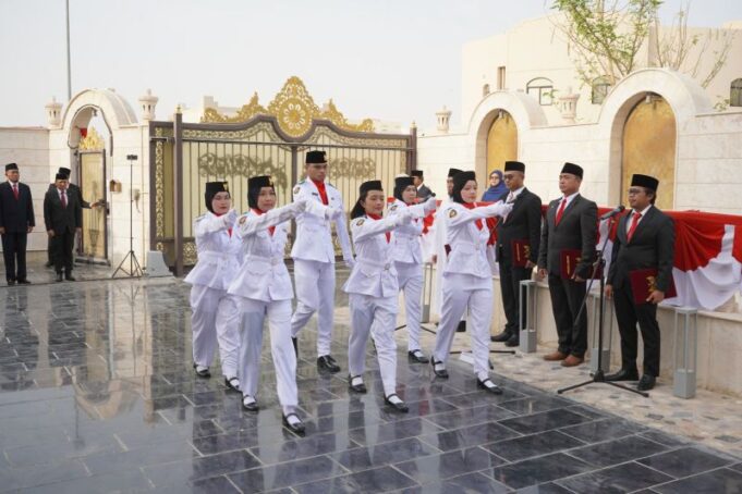 Pasukan pengibar bendera (paskibra) KBRI Doha pada upacara peringatan HUT Kemerdekaan ke-78 RI di Qatar, Kamis (17/8/2023). (ANTARA/HO-KBRI Doha)