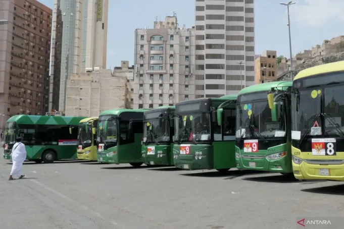 Foto arsip - Jamaah berjalan menuju bus Shalawat usai melakukan ibadah umrah di Terminal Syib Amir, Mekkah, Arab Saudi, Jumat (2/6/2023). Sebanyak 450 armada bus Shalawat beroperasi selama 24 jam dengan jumlah petugas sebanyak 230 orang untuk memfasilitasi mobilitas serta aktivitas jamaah haji Indonesia selama beribadah di kota Mekkah, Arab Saudi. ANTARA FOTO/Wahyu Putro A/nz (ANTARA FOTO/WAHYU PUTRO A)