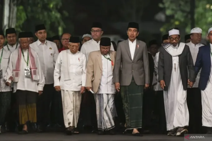 Presiden Joko Widodo (kedua kanan) dan Wakil Presiden Maâruf Amin (kedua kiri) berjalan bersama Ketua Umum Pengurus Besar Majelis Dzikir Hubbul Wathon KH Musthofa Aqil Siradj (tengah) dan para ulama serta tokoh agama sebelum mengikuti Zikir dan Doa Kebangsaan 78 Tahun RI di halaman Istana Merdeka, Jakarta, Selasa (1/8/2023). Zikir dan doa bersama tersebut merupakan rangkaian kegiatan menyambut HUT ke-78 Kemerdekaan Republik Indonesia. ANTARA FOTO/Hafidz Mubarak A/nym.