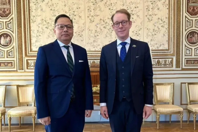 Dubes RI untuk Swedia Kamapradipta Isnomo (kiri) dan Menlu Swedia Tobias Billstrom (kanan) bertemu pada April 2023. (ANTARA/HO-KBRI Stockholm)