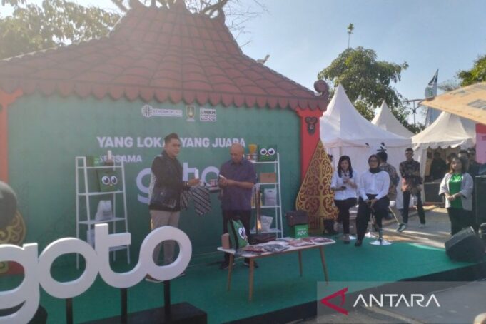 Menteri Koperasi dan Usaha Kecil Menengah (UKM) Teten Masduki di sela live shopping bertema #FlexingLokal yang merupakan bagian dari rangkaian kegiatan Grup GoTo untuk memeriahkan acara peringatan Hari UMKM Nasional 2023 di Pamedan, Pura Mangkunegaran Surakarta, Jawa Tengah, Sabtu (12/8/2023). ANTARA/Aris Wasita