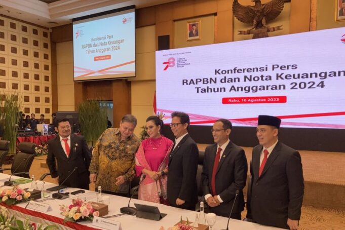 Menteri Keuangan Sri Mulyani bersama jajaran menteri berfoto bersama saat konferensi pers RAPBN dan Nota Keuangan Tahun Anggaran 2024 di Jakarta, Rabu (16/8/2023). (ANTARA/Imamatul Silfia)