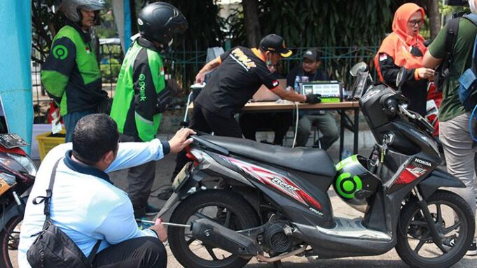 Pengendara motor melakukan uji emisi di Gedung Direktorat Penegakan Hukum (Gakkum) Polda Metro Jaya, Jakarta Selatan, Jumat (1/9/2023).