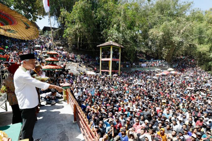 Hadiri Tradisi Ya Qowiyyu, Ganjar Bagi 6,6 Ton Kue Apem Untuk Ribuan Masyarakat Hadiri Tradisi Ya Qowiyyu, Ganjar Bagi 6,6 Ton Kue Apem Untuk Ribuan Masyarakat