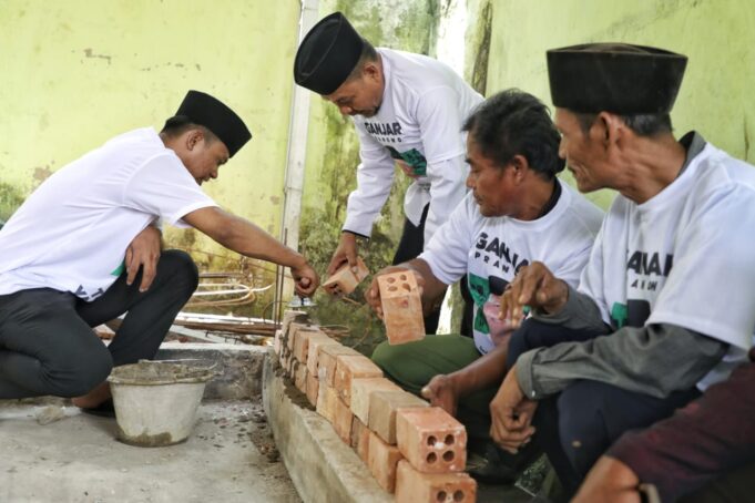 Santri Ganjar Gotong Royong Renovasi Sekretariat Majelis Taklim Nurul Huda di Palembang