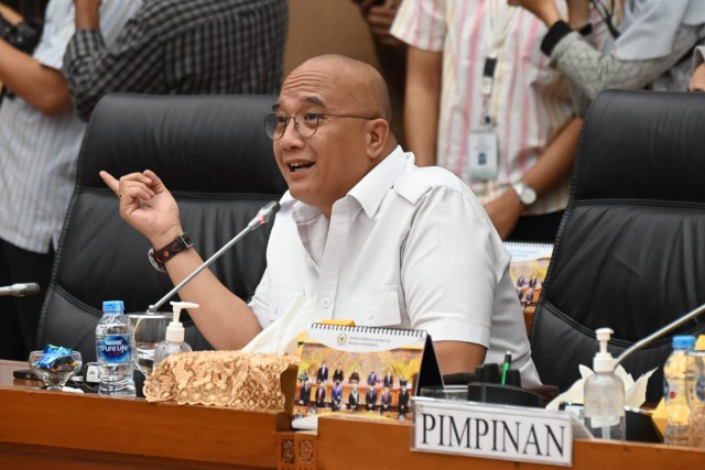 Wakil Ketua Komisi VII DPR RI, Dony Oekon saat rapat kerja Komisi VII DPR dengan Menteri perindustrian, di ruang rapat Komisi VII DPR RI, Senayan, Jakarta,