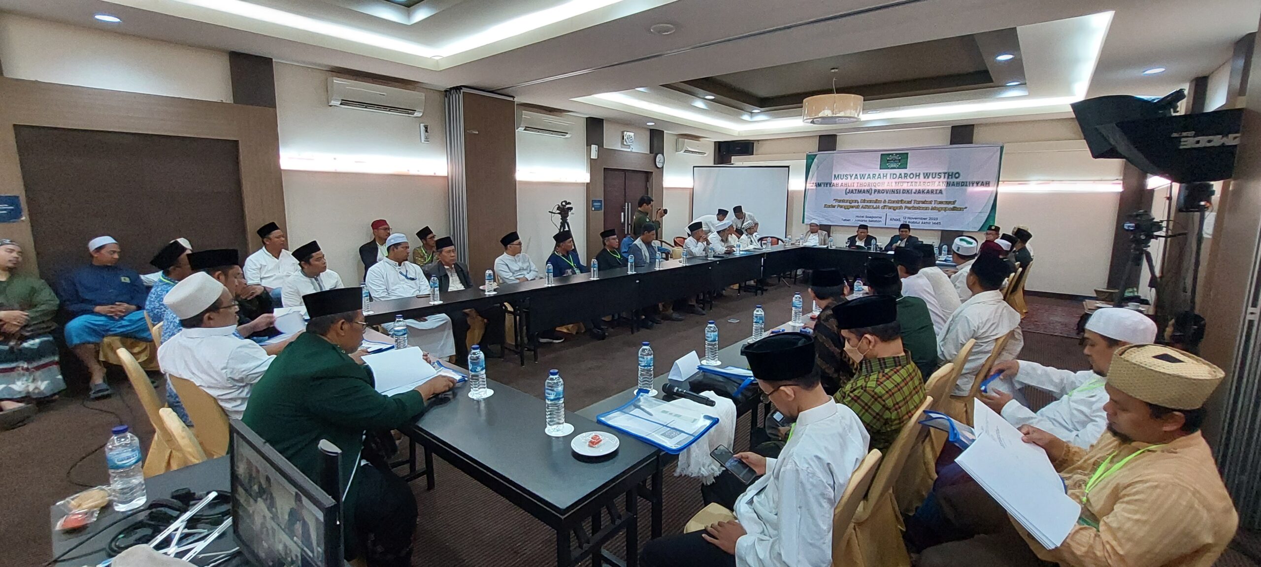 Jam'iyyah Ahlith Thariqah al-Mu'tabarah an-Nahdliyyah (JATMAN) Provinsi DKI Jakarta menyelenggarakan Seminar Tasawuf dengan tema "Tantangan, Dinamika & Kontribusi Tarekat Tasawuf Kader Penggerak ASWAJA di Tengah Perkotaan Megapolitan". Kegiatan yang berlangsung di Hotel Sofyan Tebet, Jakarta Selatan pada Ahad (12/11/2023) merupakan bagian dari rangkaian acara Musyawarah Wilayah JATMAN Idharoh Wustho DKI Jakarta. Adapun menjadi pembicara dalam Seminar Tasawuf yakni Wakil Katib PWNU DKI Jakarta, Dr. KH. Taufiq Ali Damas; Cendikiawan Muda Muslim, Kepala BPIP Tahun 2018, Yudi Latif, Ph.D; Sekretaris Awal JATMAN Idaroh Aliyah, Dr. KH. Ali M Abdillah, MA.