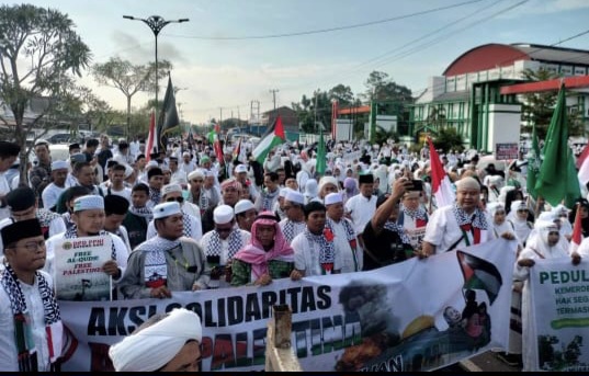 Masyarakat Batanghari Jambi melakukan aksi membela Palestina