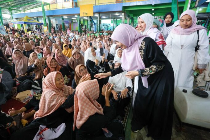 Istri calon presiden Ganjar Pranowo, yakni Siti Atikoh Supriyanti mendapat kejutan saat bersilaturahmi ke Pondok Pesantren Al Washilah