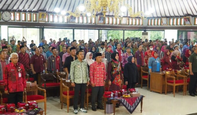Mayoritas kepala desa di Kabupaten Klaten sepakat menuntut revisi Undang-Undang Nomor 6 Tahun 2014 tentang Desa dalam Rapat Kerja Cabang (Rakercab) Perkumpulan Aparatur Pemerintah Desa Seluruh Indonesia (Papdesi) di Klaten pada Kamis (16/11/2023).