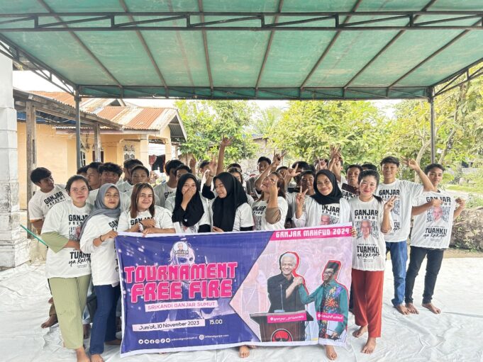 Sukarelawan Srikandi Ganjar menggelar kompetisi eSport Free Fire bareng para milenial di Jalan Besar Desa Rugemuk, Paluh Sibaji, Kecamatan Pantai Labu, Kabupaten Deli Serdang, Sumatera Utara