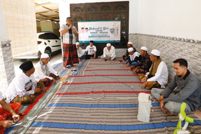 Tokoh masyarakat dan kiai kampung di tanah Madura berkumpul di Dusun Bujaan, Desa Lapa Laok, Kecamatan Dungkek, Kabupaten Sumenep, Jawa Timur (Jatim), pada Minggu (26/11/2023). Mereka menunjukkan rasa cintanya kepada bangsa Indonesia melalui kegiatan sholawat dan doa bersama yang diinisiasi Komunitas Warung Tegal (Kowarteg) Indonesia Dukung Ganjar.