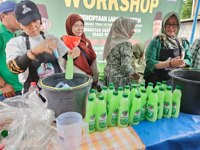 Sukarelawan Teras LM Sahabat SandiUno For Ganjar menggelar pelatihan pembuatan sabun cuci yang menjadi kebutuhan utama masyarakat.